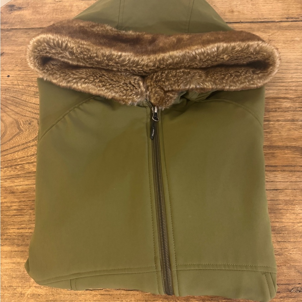 Stylish faux fur ski jacket by Marmot! 🎿⛷️